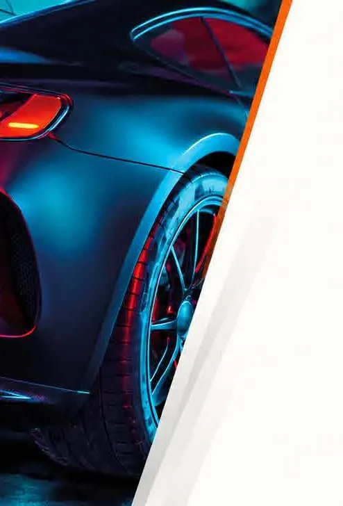 Coche oscuro con reflejos de color bajo poca luz