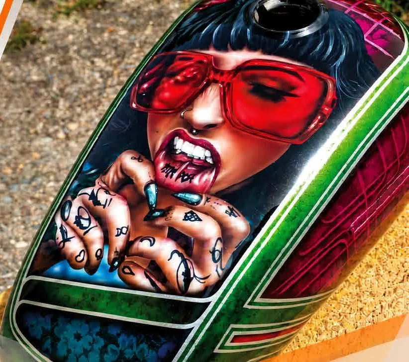 Depósito de moto con ilustración aerografiada en colores Kandy